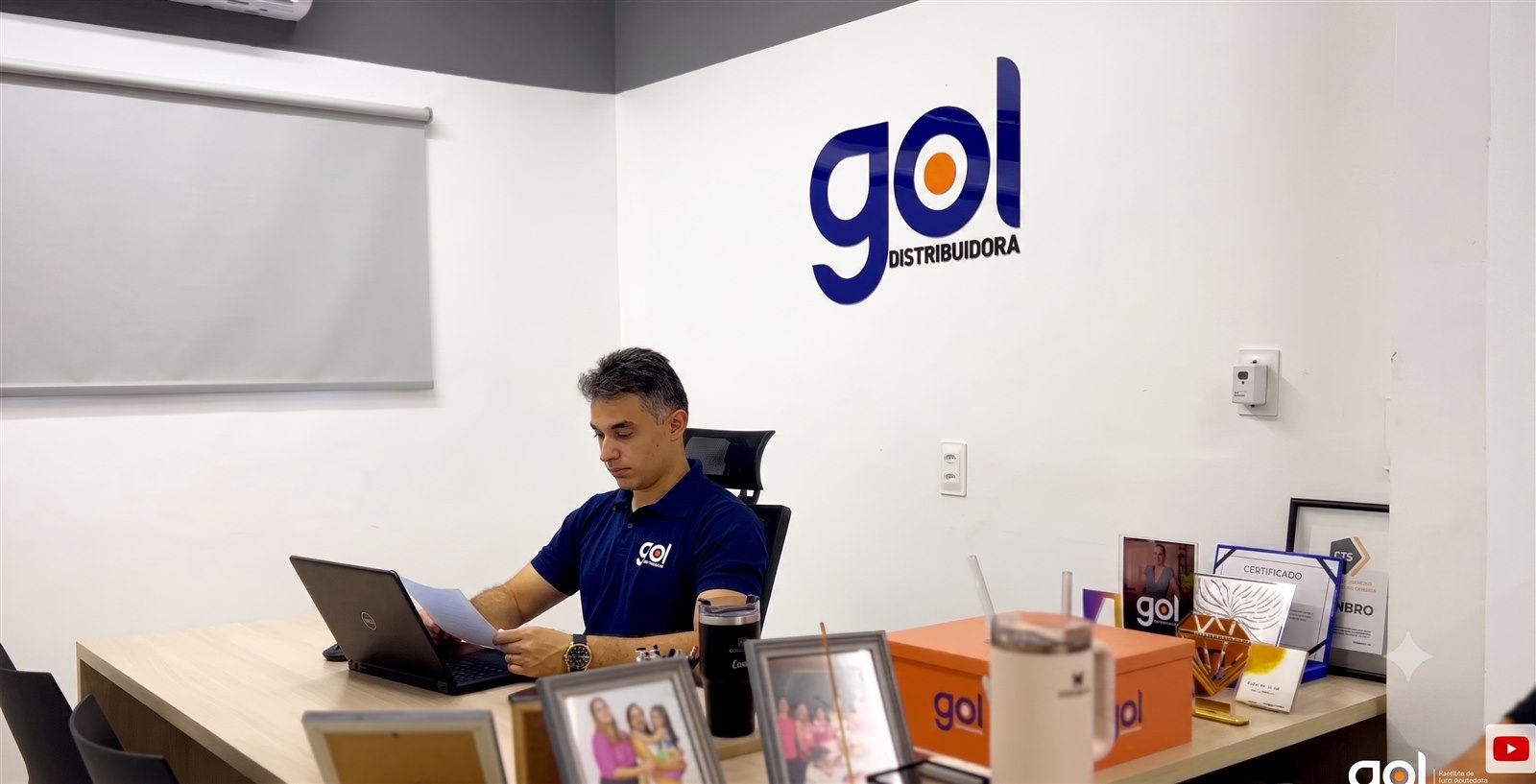 Gestor trabalhando no escritório da Gol Distribuidora